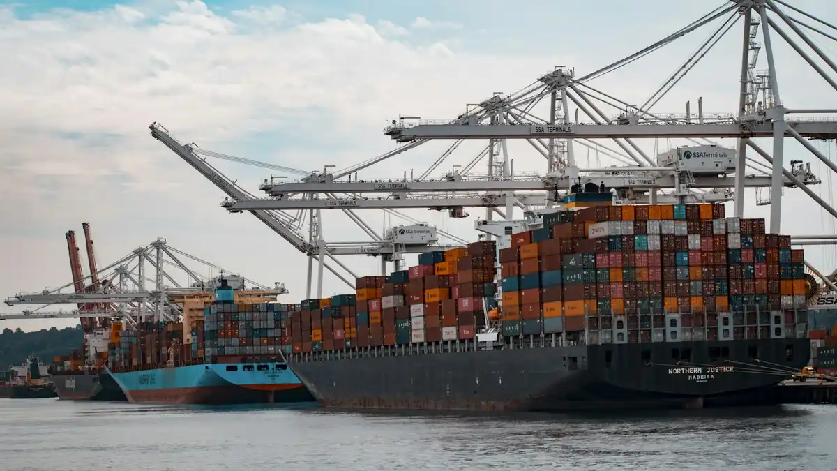 Terminal portuaire avec conteneurs, illustrant la logistique et l'export